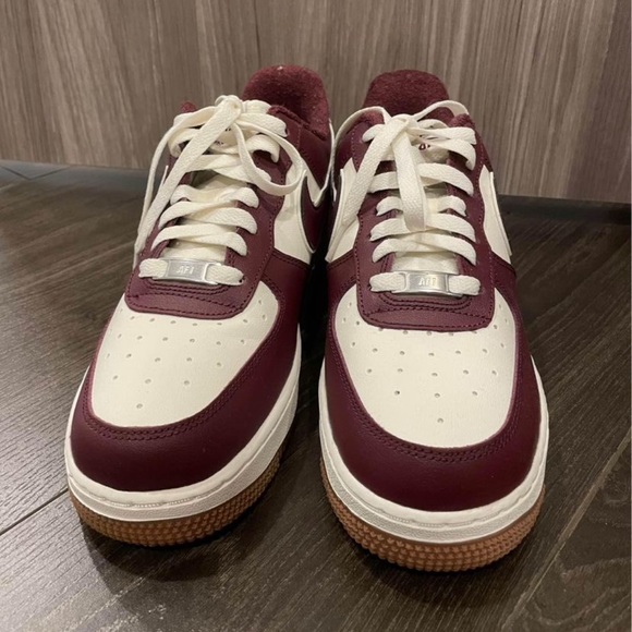 NIKE White & Burgundy Air Force 1 '07 Sneakers NWOT - Picture 5 of 8